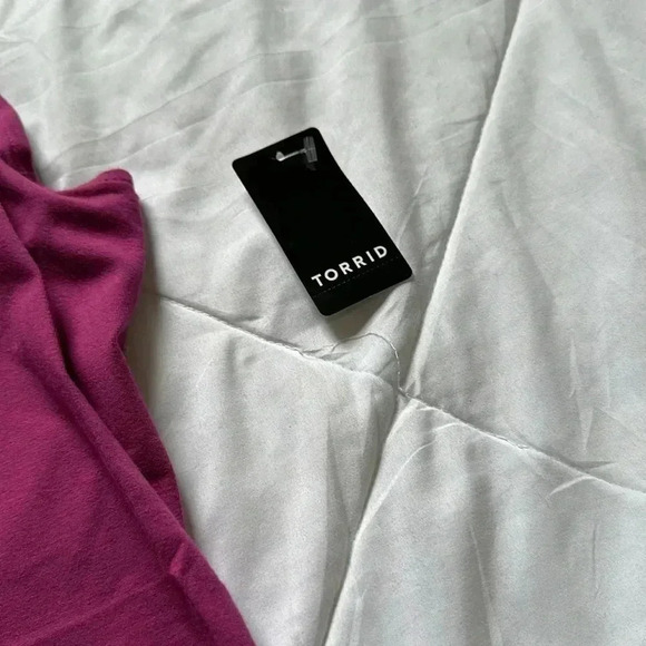 TORRID Size 3 Berry  /Purple One Shoulder Cut Out Foxy Tank NWT - Picture 4 of 5